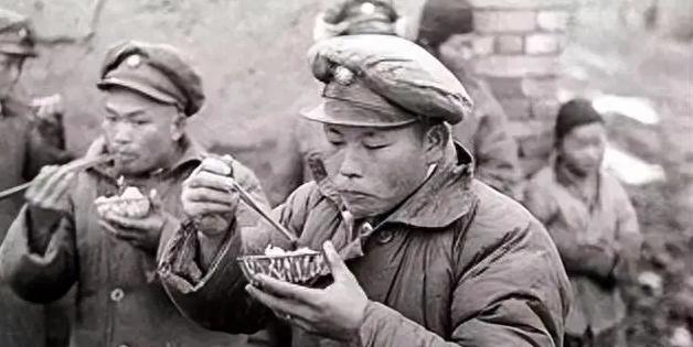 在淮海战役的最后阶段，被围困在陈官庄地区的杜聿明集团几十万大军陷于饥寒交迫的境地