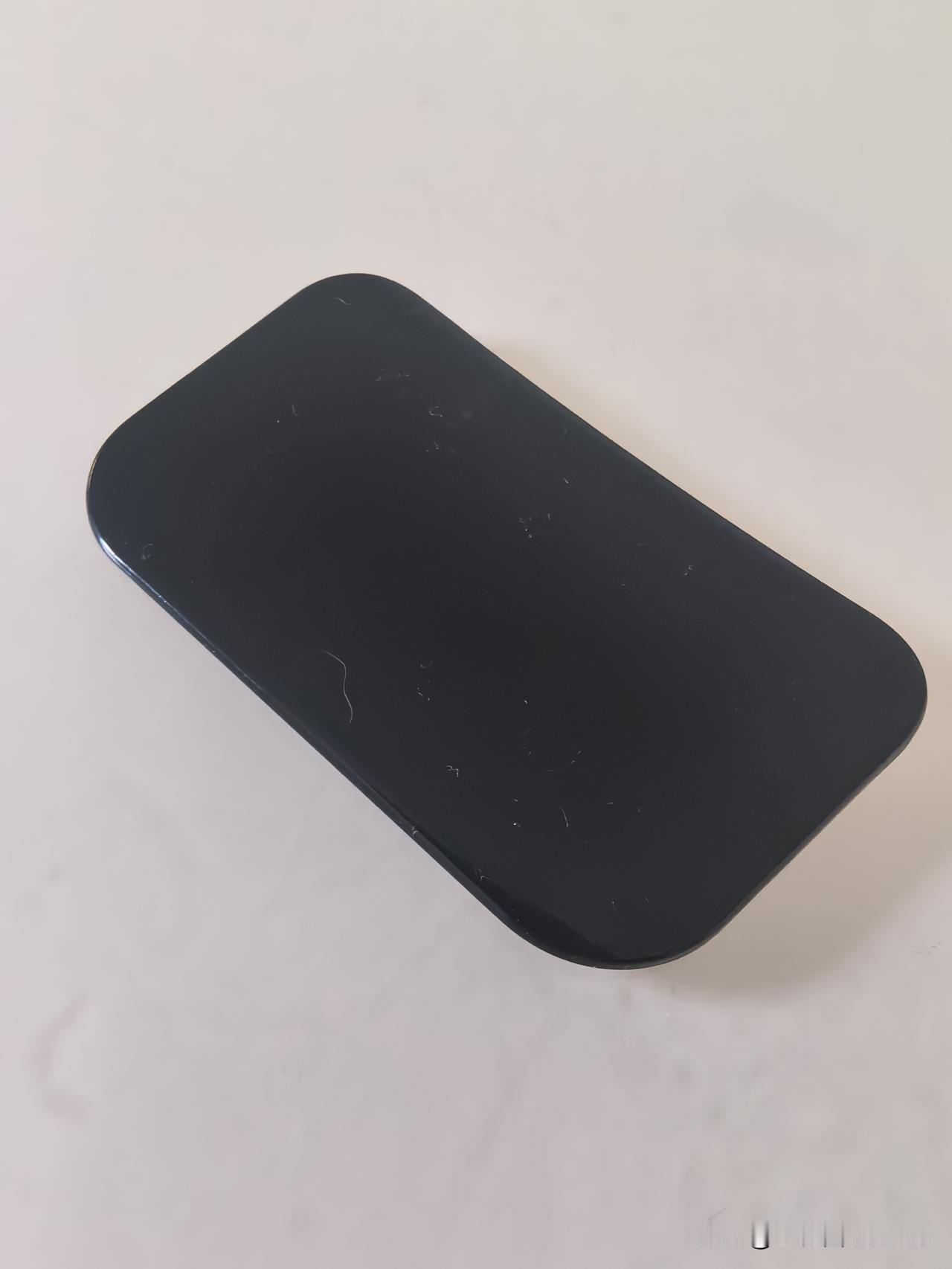 大家知道这个是什么吗？看着挺稀奇的。今天在抽屉里意外发现的，黑不溜秋，表面光滑。