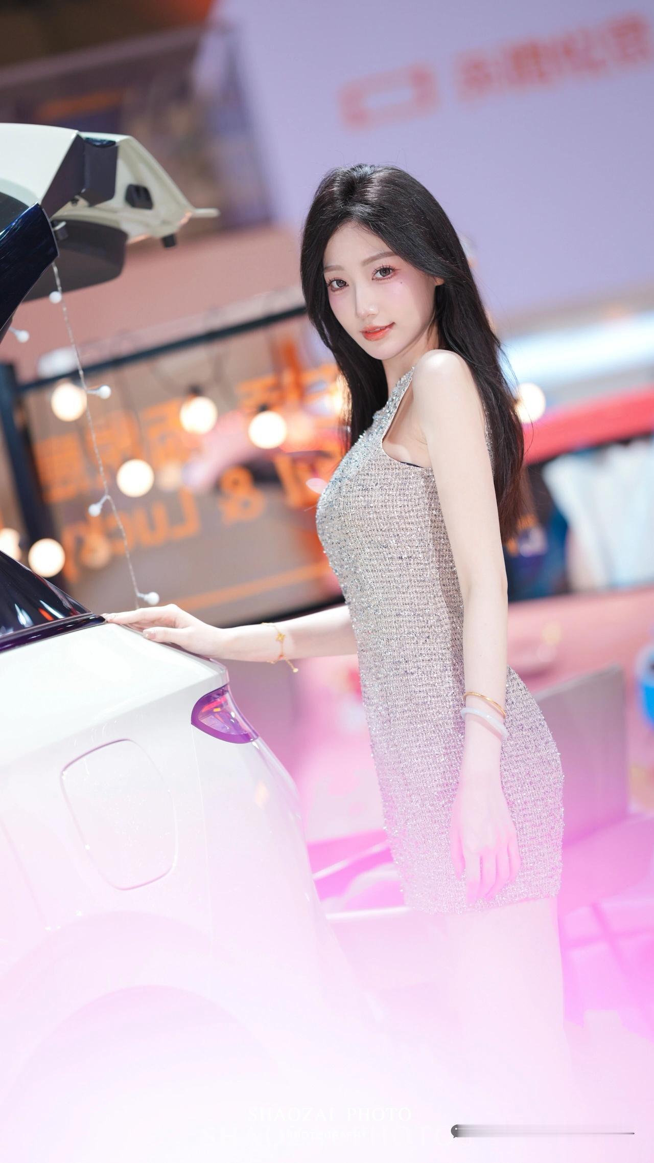 纯天然美女各有各的美。纯美女模大瑞瑞，1999 年出生，青春稚嫩的脸蛋也是纯天然