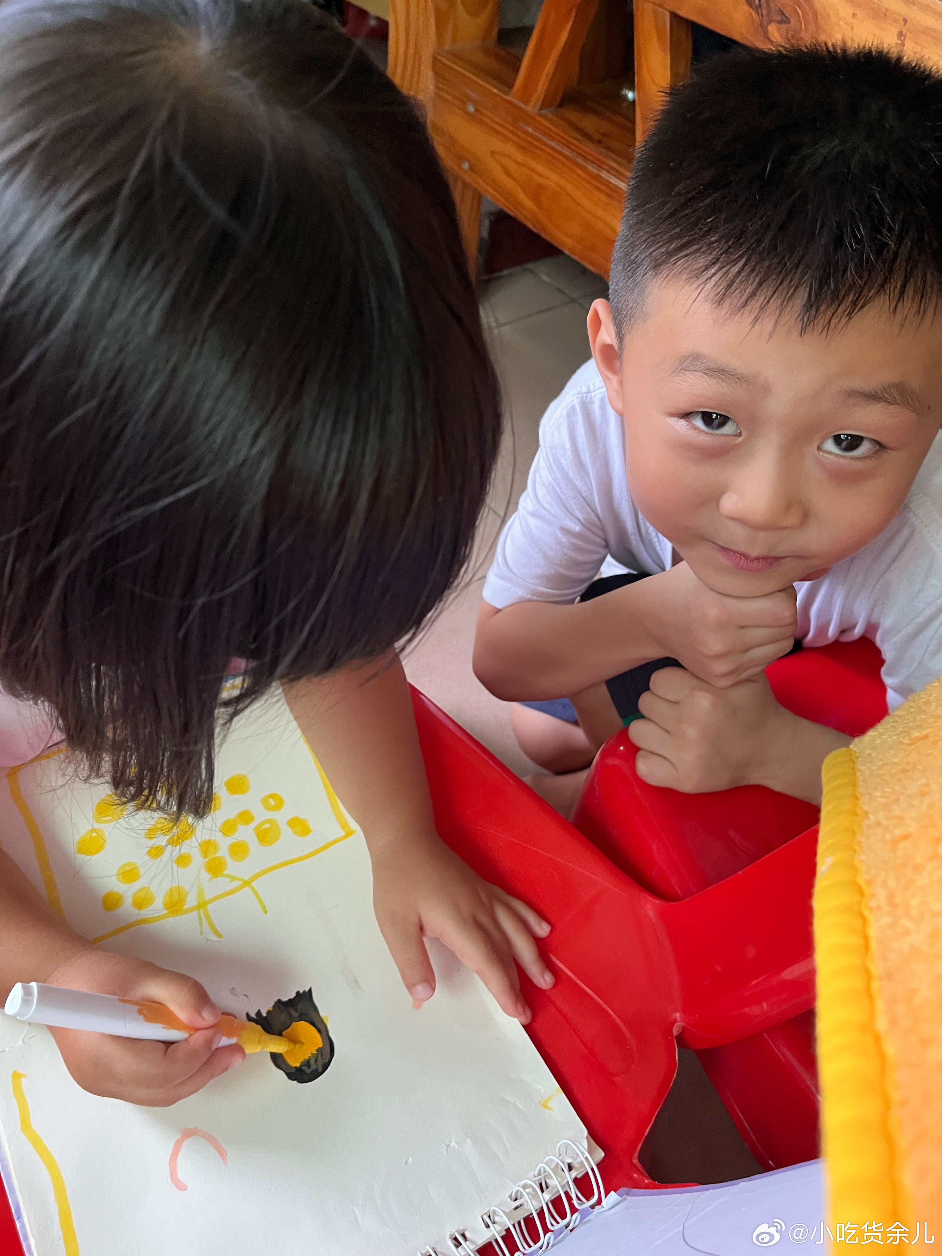 一睡醒，两个家伙就来找我，让我陪他们玩。王鸥我没活干了