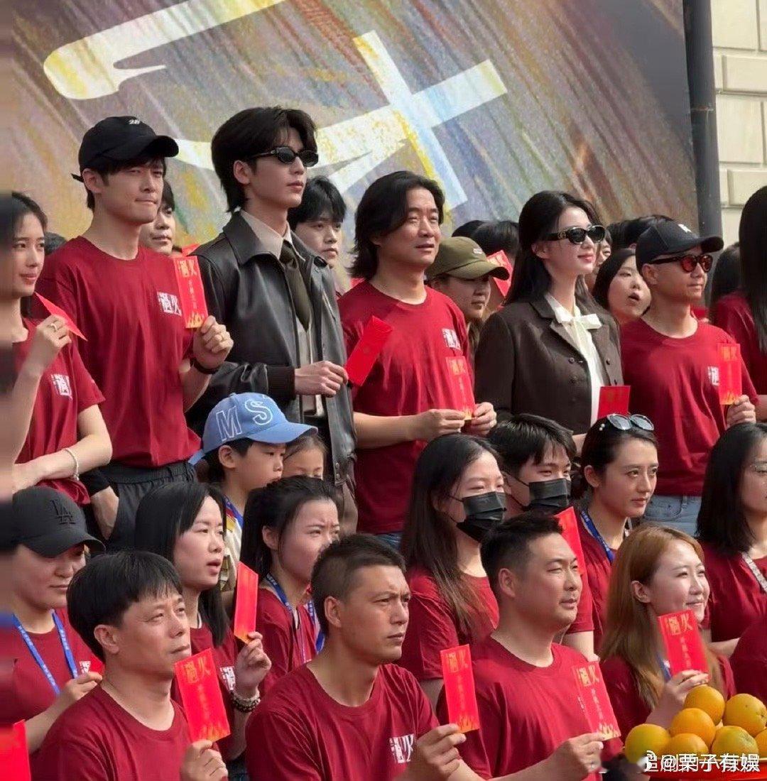 张凌赫王楚然新剧开机合照张凌赫王楚然开机合照张凌赫王楚然开机合照，哇塞哇塞，[心