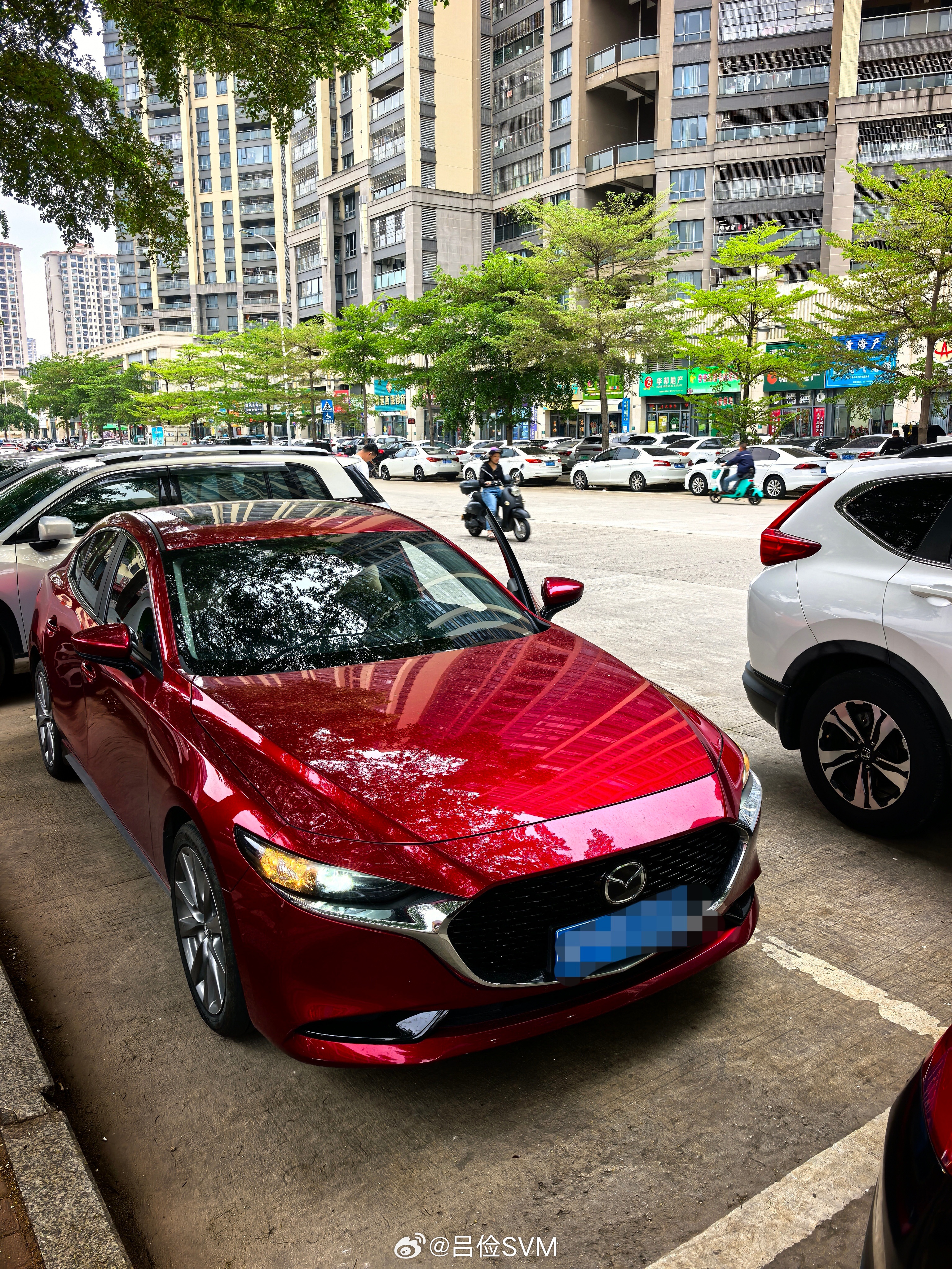 司机打电话给交警了，她说没这个技术开出来…确实有个车挡住了路，如果是你出得来嘛？