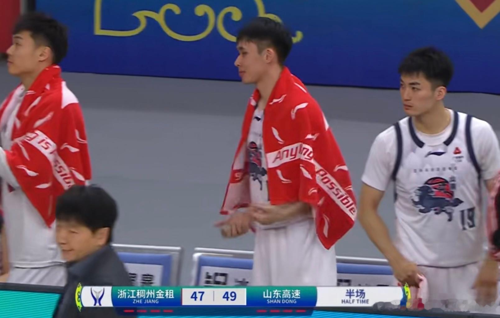 山东男篮第二节轰出29-18的疯狂攻势，硬生生将首节9分的劣势抹平，半场49-4