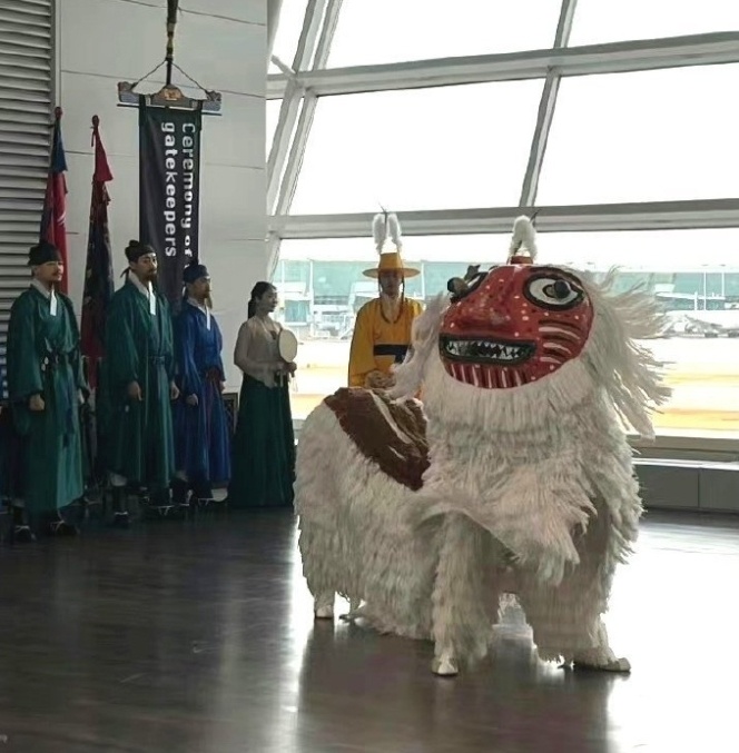 小西八韩国在机场用上了最新的四脚地面清洁系统，非常的人性 ​​​