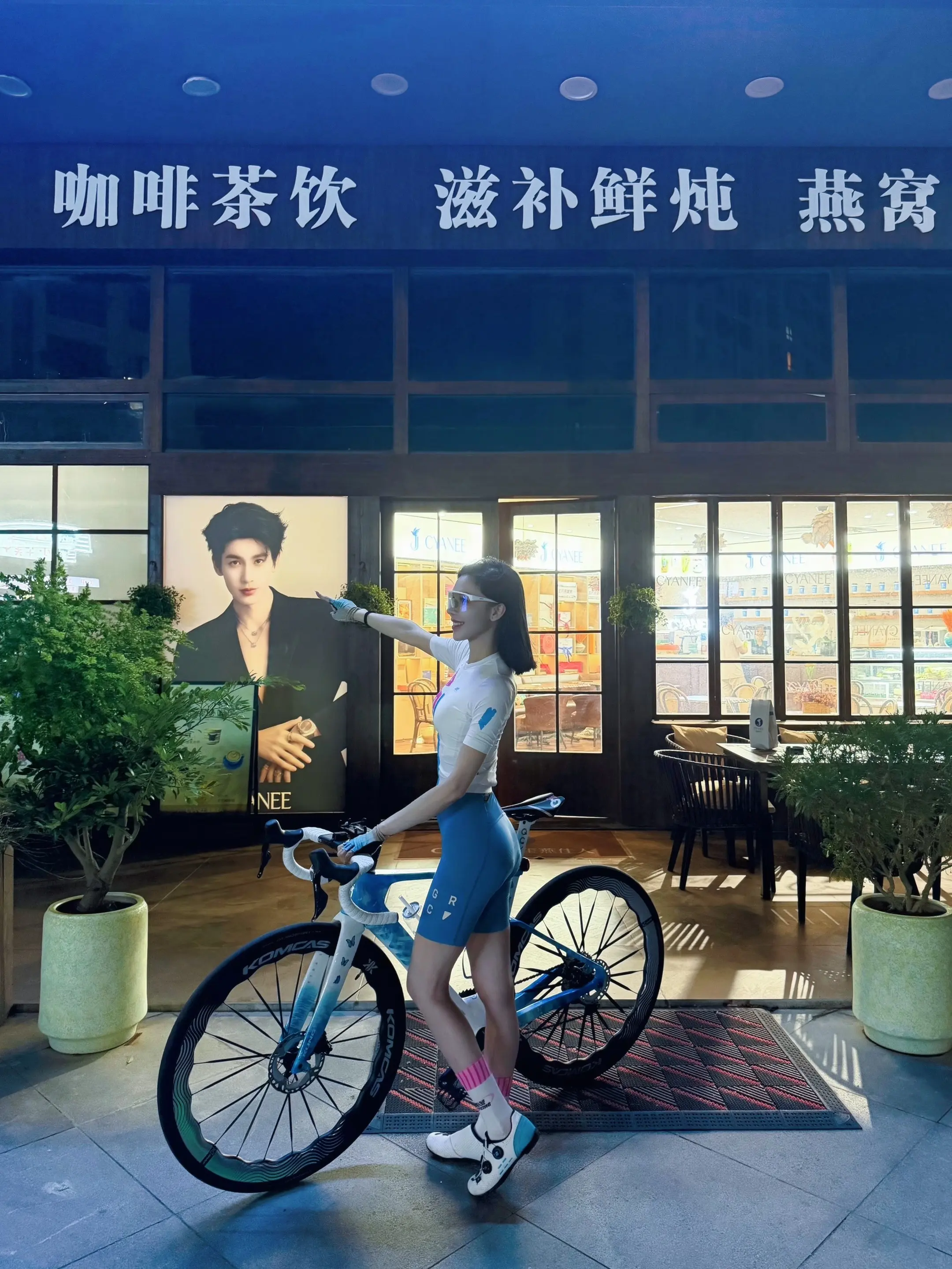 晚风，自行车，姐妹！终点永远是热气腾腾的 能拍就拍，能照就照，想炫的一...