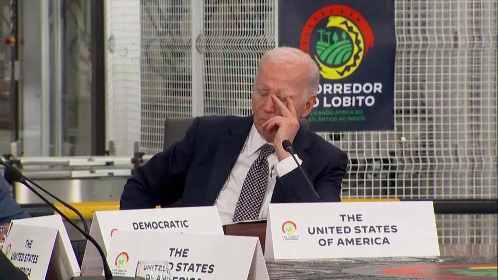 怀疑美国总统拜登就是个山西人！爱睡午觉，据美国媒体报道，拜登在安哥拉与非洲国家领