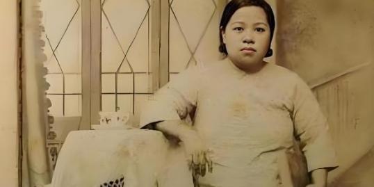 1914年，洞房之夜，张恨水将16岁新娘抱到床上，下一秒却气得不肯圆房，可没过几