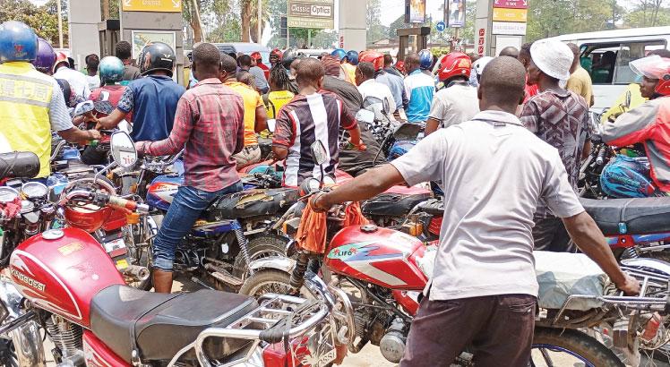 首个被中东战火击垮的国家出现！官宣全国石油储备彻底枯竭！4月21日，非洲内陆国家