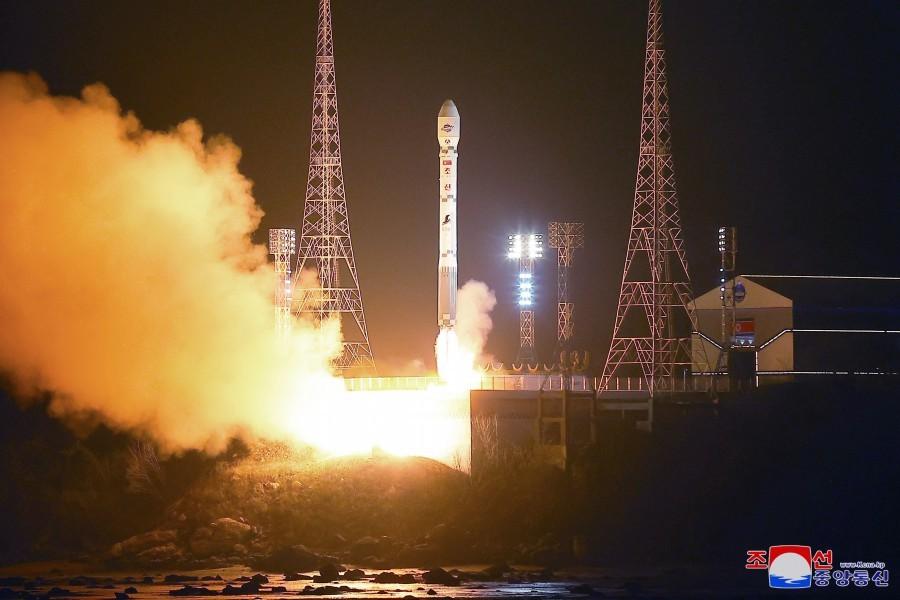 朝鲜使用“千里马１”型新型卫星运载火箭成功发射“万里镜１”号侦察卫星
朝中社平壤