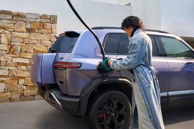 过去，许多燃油车主核心痛点往往集中在“充电慢、续航虚、选择少”这三大难题上。今天