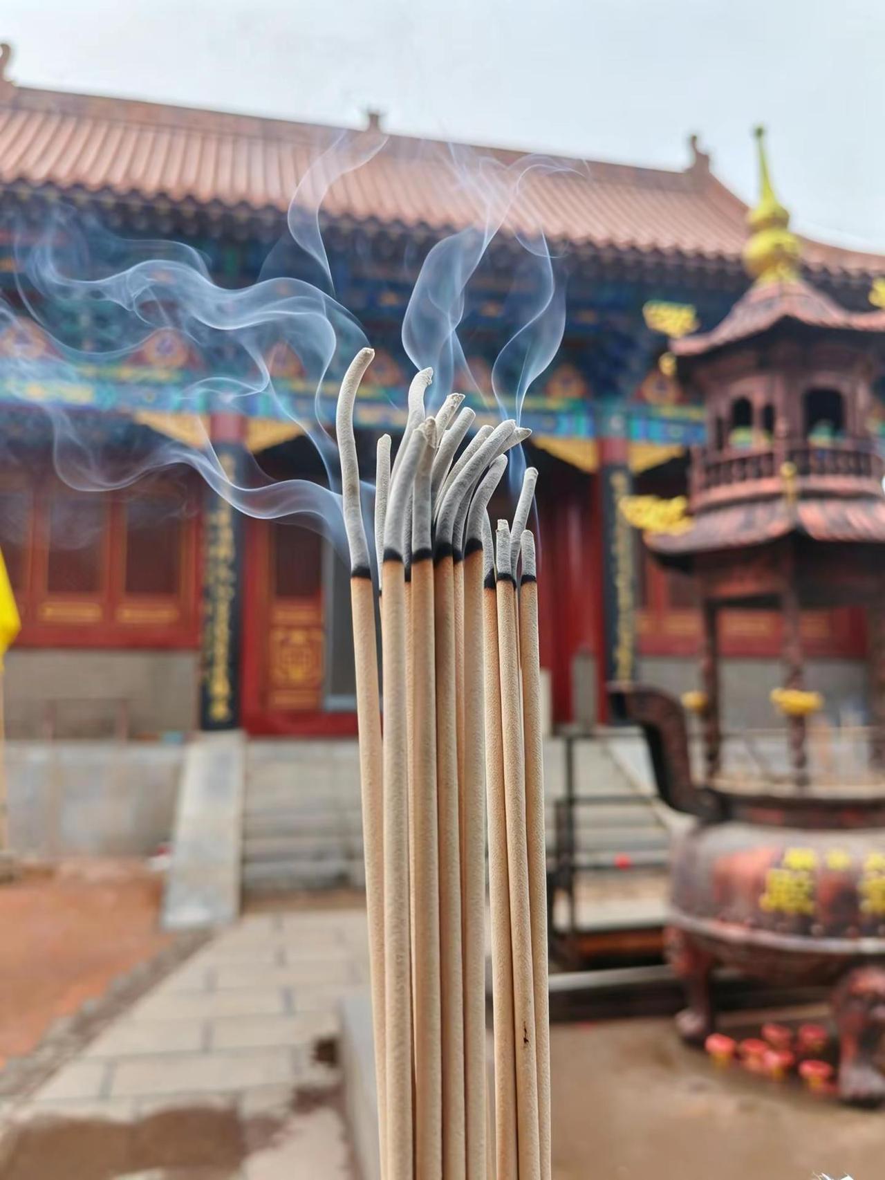 我也虔诚地祈祷一番，不知能否如愿以偿地实现心中的理想。
