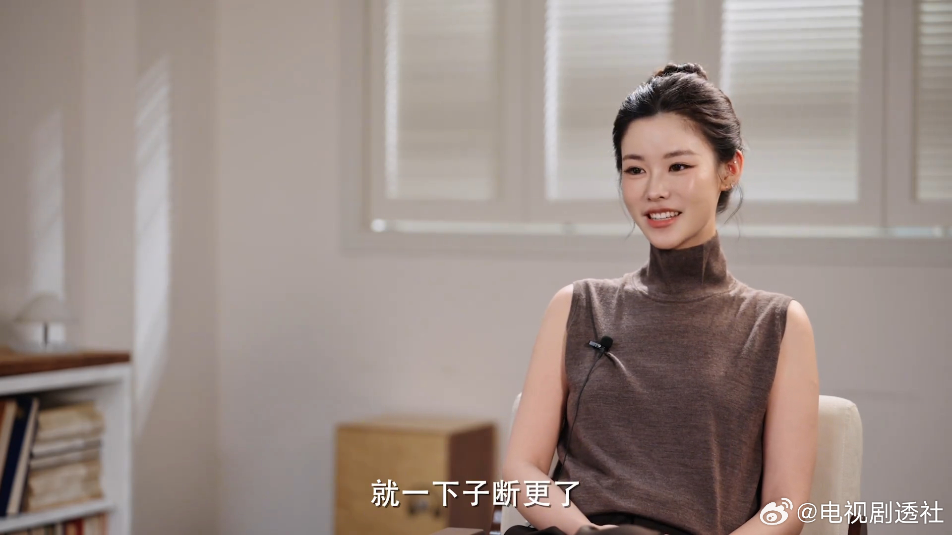 姜乘澜谈戛纳红毯期间账号断更 姜乘澜谈及当年怀着期待奔赴戛纳红毯，却曝出和前公司