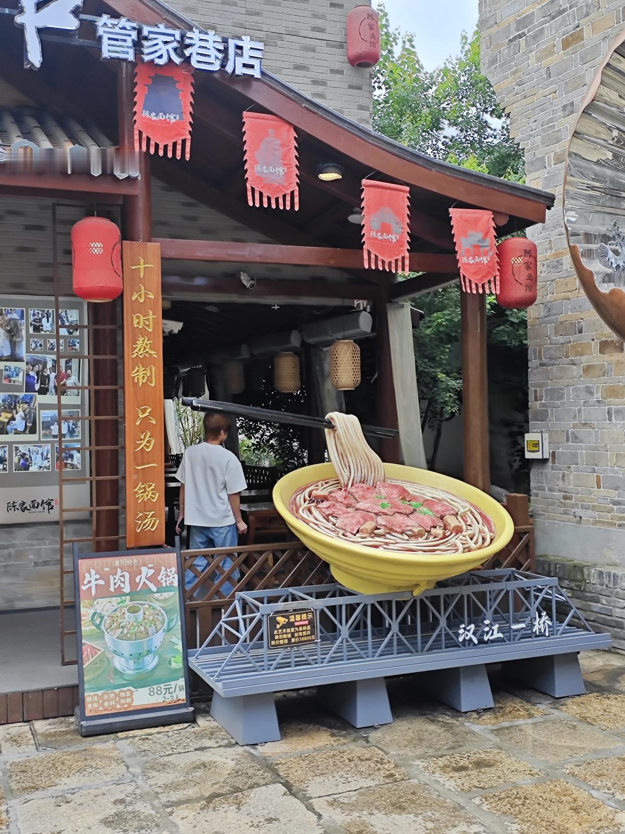 富不回乡，穷不走亲；人穷莫入众，言轻莫劝人
 
1. 富不回乡
人一旦发达有钱，