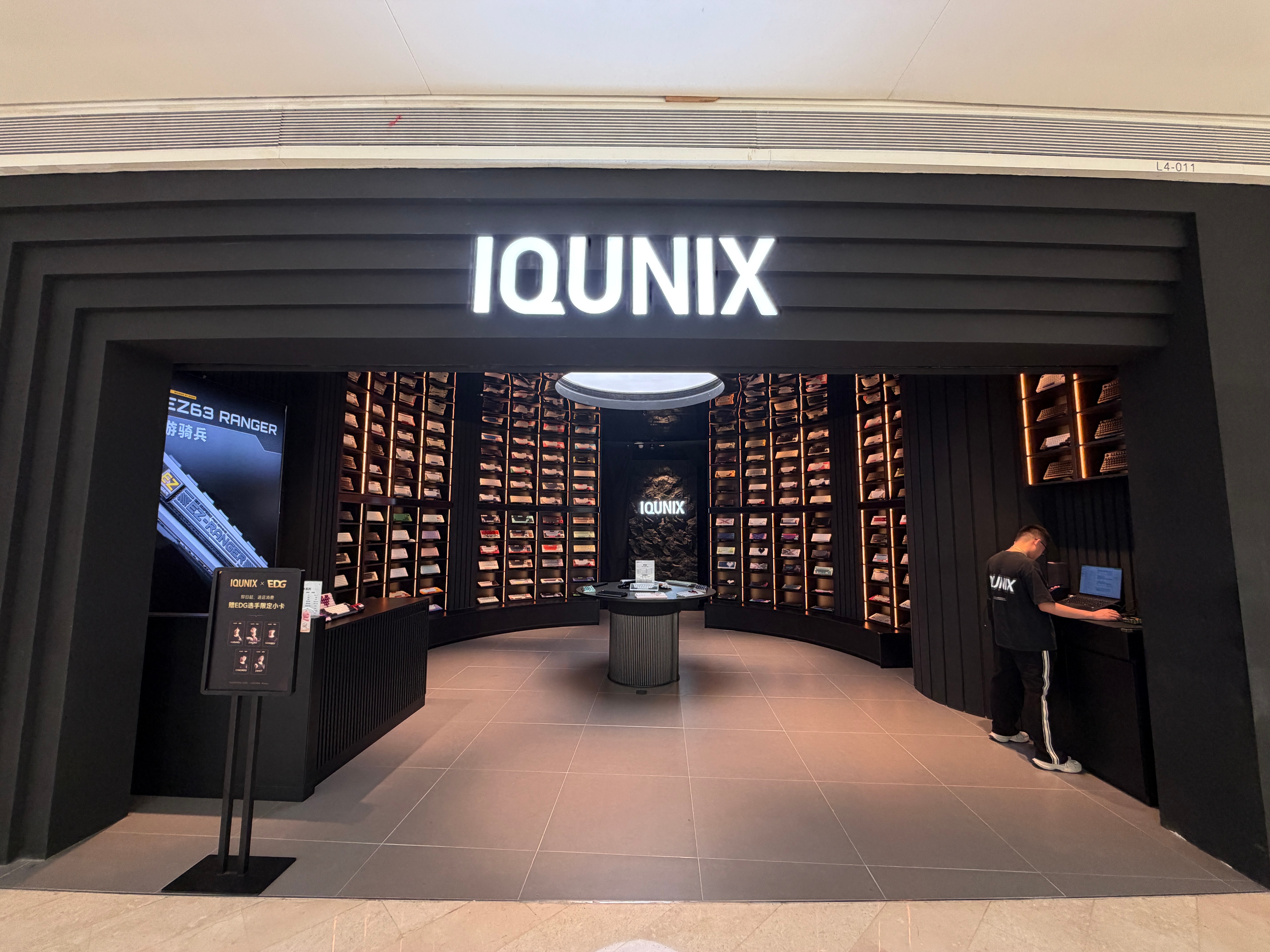 Damn！深圳是不是开线下店有补贴啊？IQUNIX 也有实体店