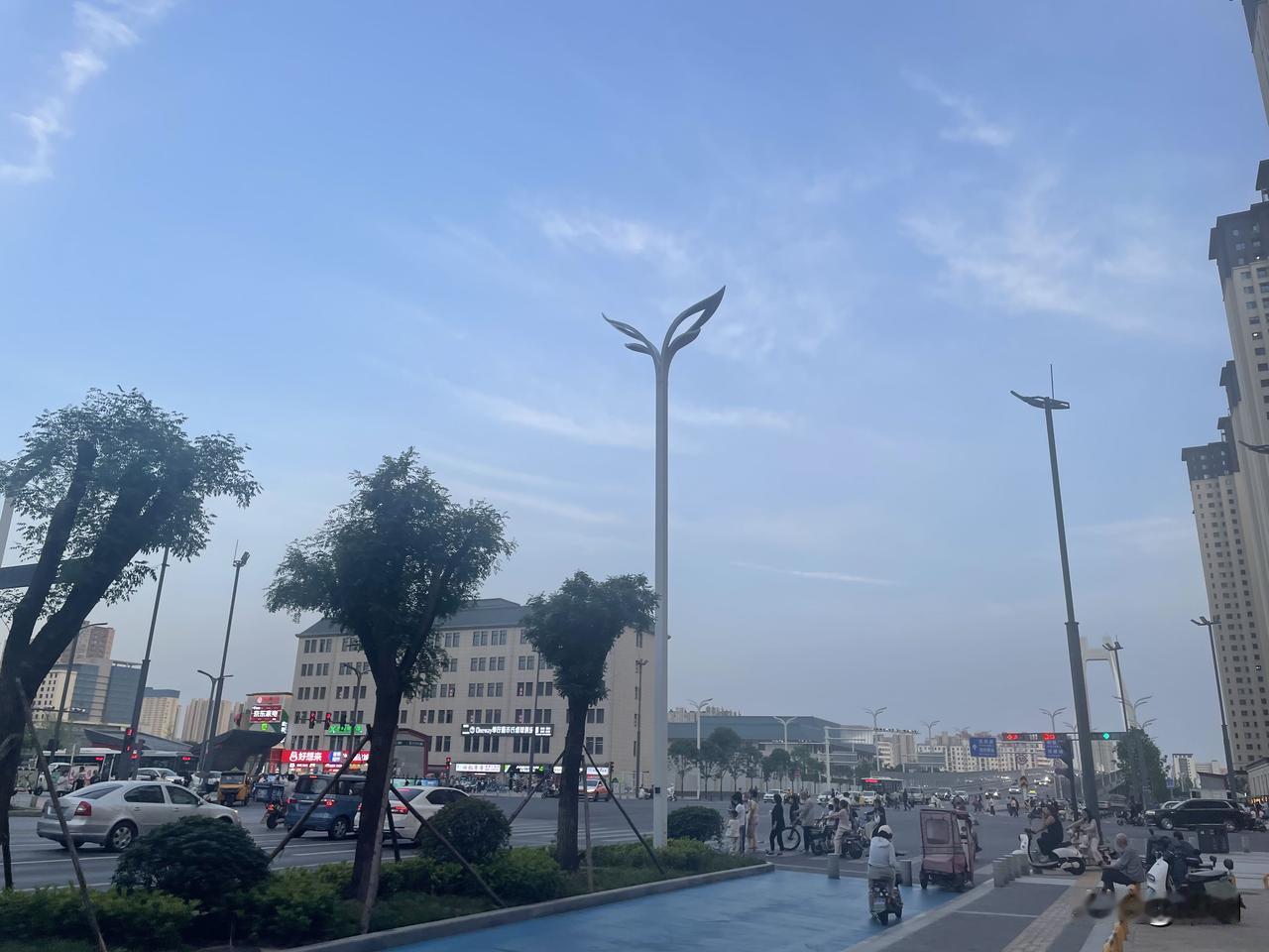 【七绝•苦楝花开春色消】
苦楝花开春色消，微风扇里找逍遥，
槐荫柳畔亭前坐，远望