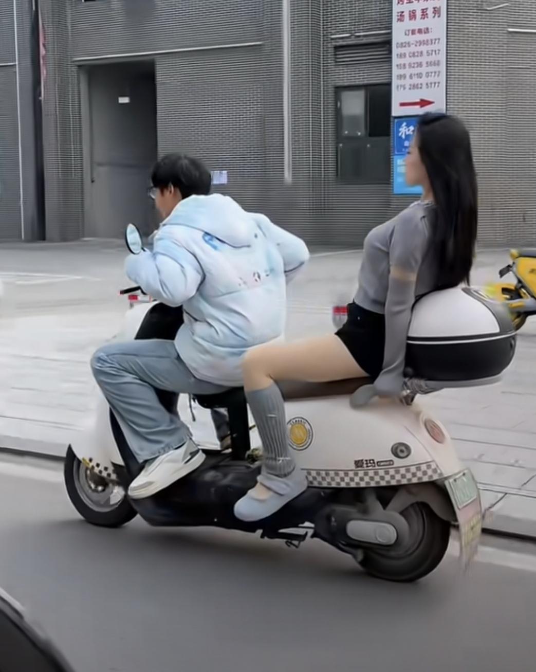 下班路上，这个男生送女同事回家，看这个架势应该是男女之间纯纯的友谊吧！