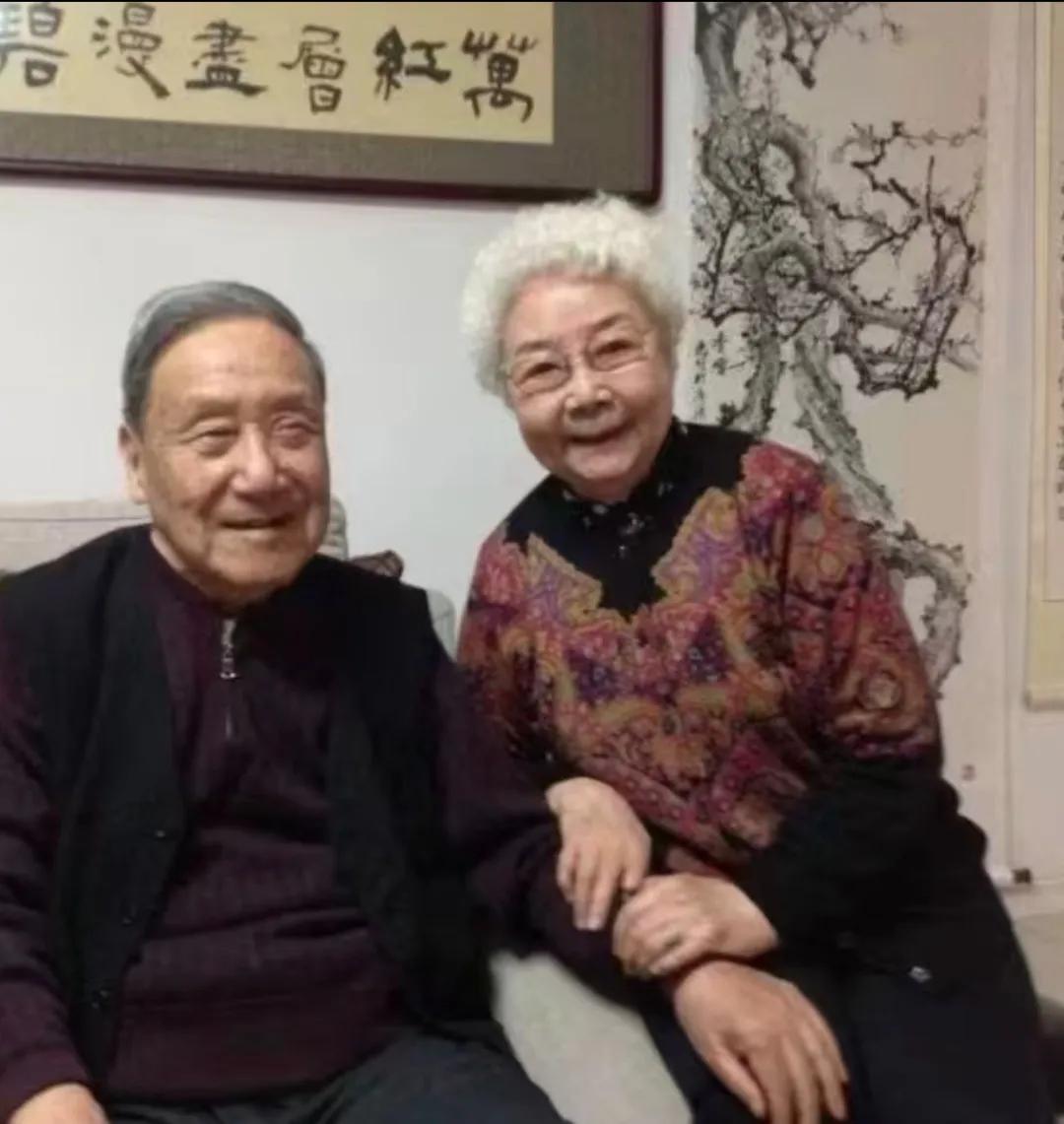 98岁的电影表演艺术家田华和102岁的著名诗人作家贺敬之先生，俩人状态真好。依旧