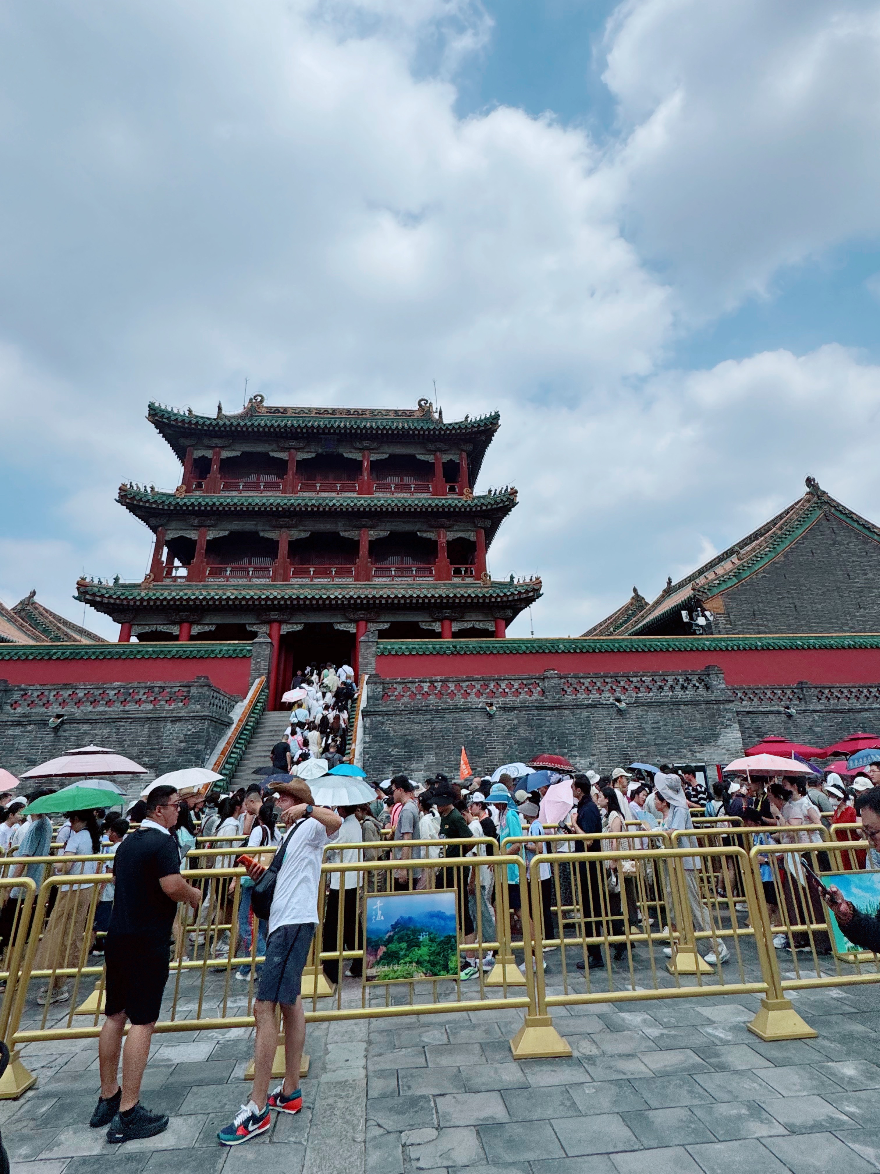 沈阳故宫博物院实拍……人多，又很热。博物院不是博物馆哈，博物院级别高一点，大陆好