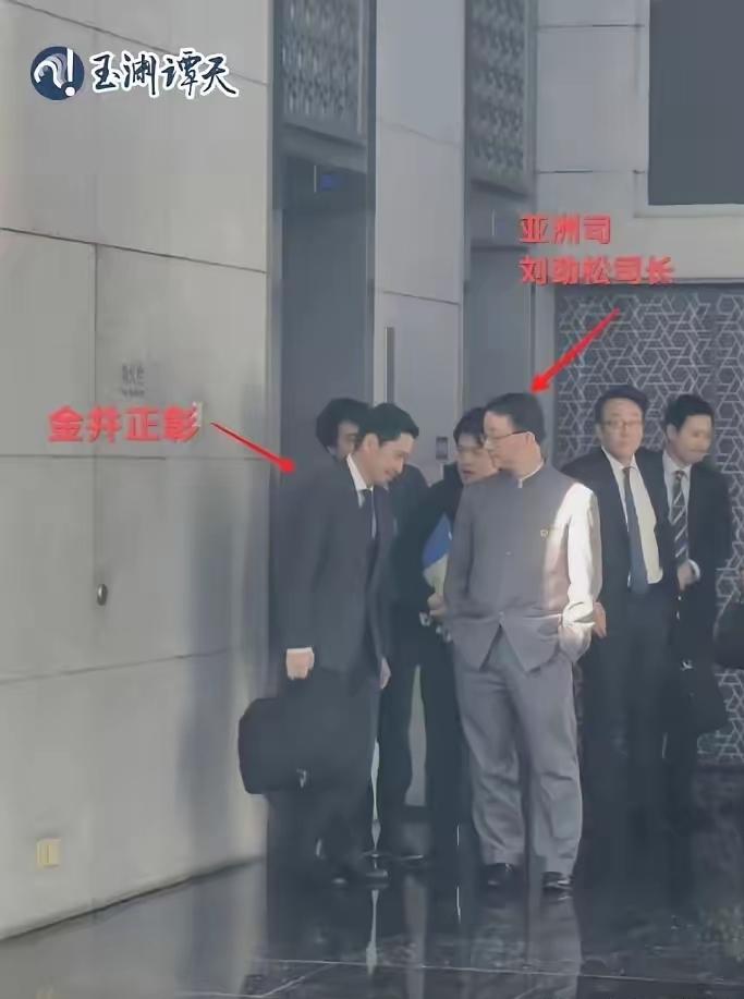 下图，是今天外交部亚洲司长刘劲松与日本外务省亚洲局局长会谈后，日方向中方辞行的照