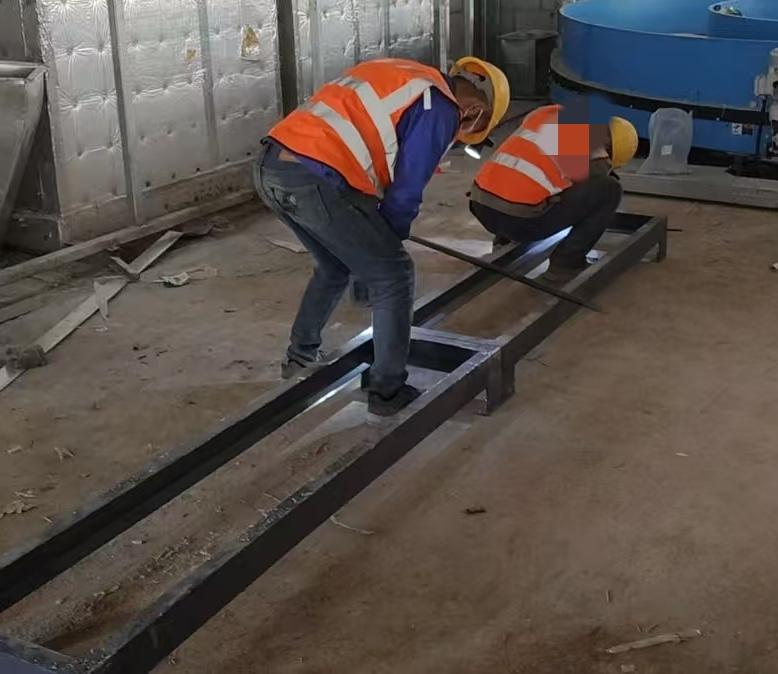 大家好，我是水电工星仔，今天清明节工地人少了许多，离家太远，没去祭祖。
本来今天