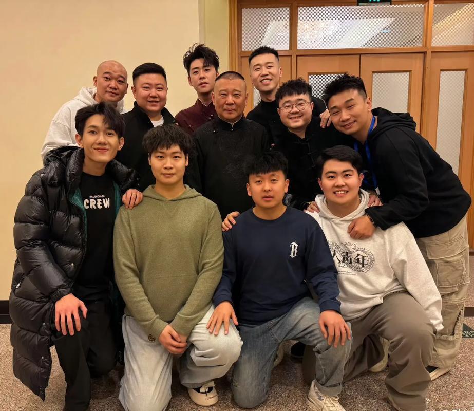 德云社成员合照：我只认出了郭德纲、张云雷、杨九郎、高九成、张九南，那位乌发覆额、