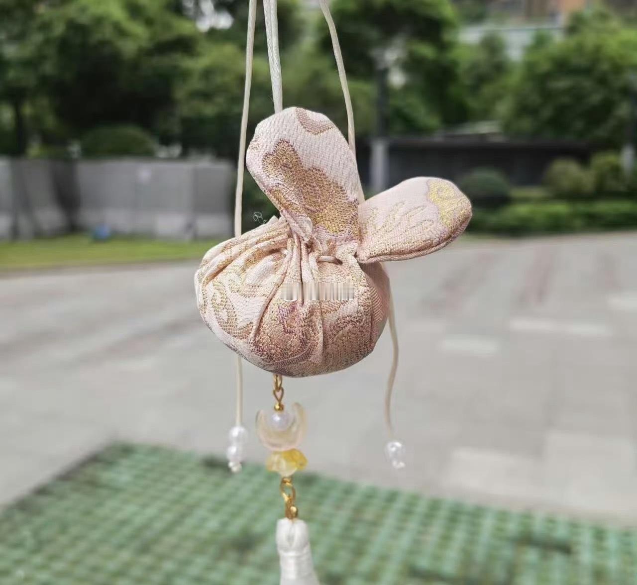 孟子义hi6上班发礼物 孟子义HI6上班发礼物的视频我反复看了好几遍，举着牌子的