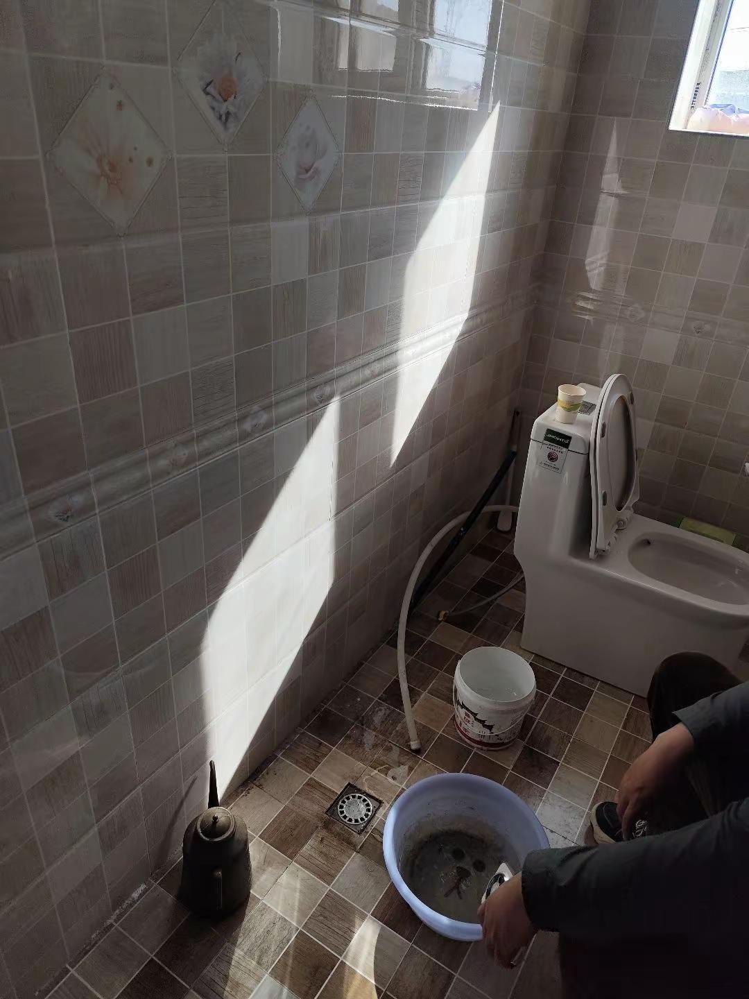 安装电热水器 安装一台电热水器及改水改电，顺利干完，试水成功。干工程时候别人叫我