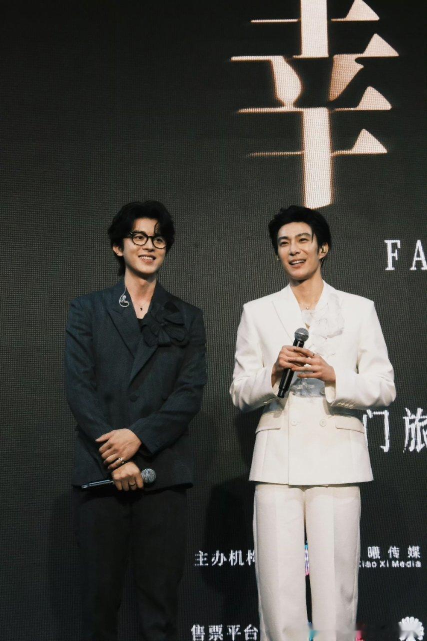 范琦的浪漫，永远藏在细腻设计里。专为幸卓辉、章明伯而来的幸运星首饰，完美契合他们