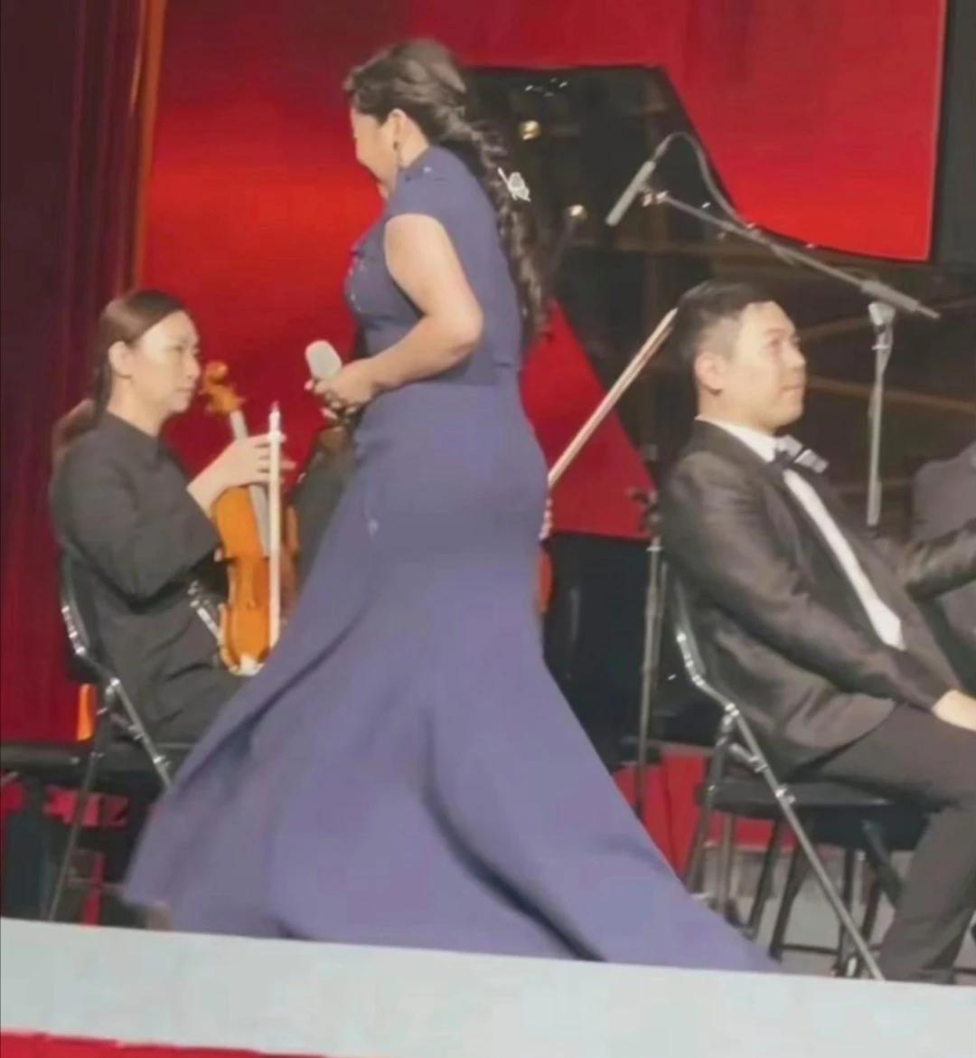 56岁的张也上台表演了，体重严重超标，看着挺吓人的。本来个子就不高，还穿那么紧的