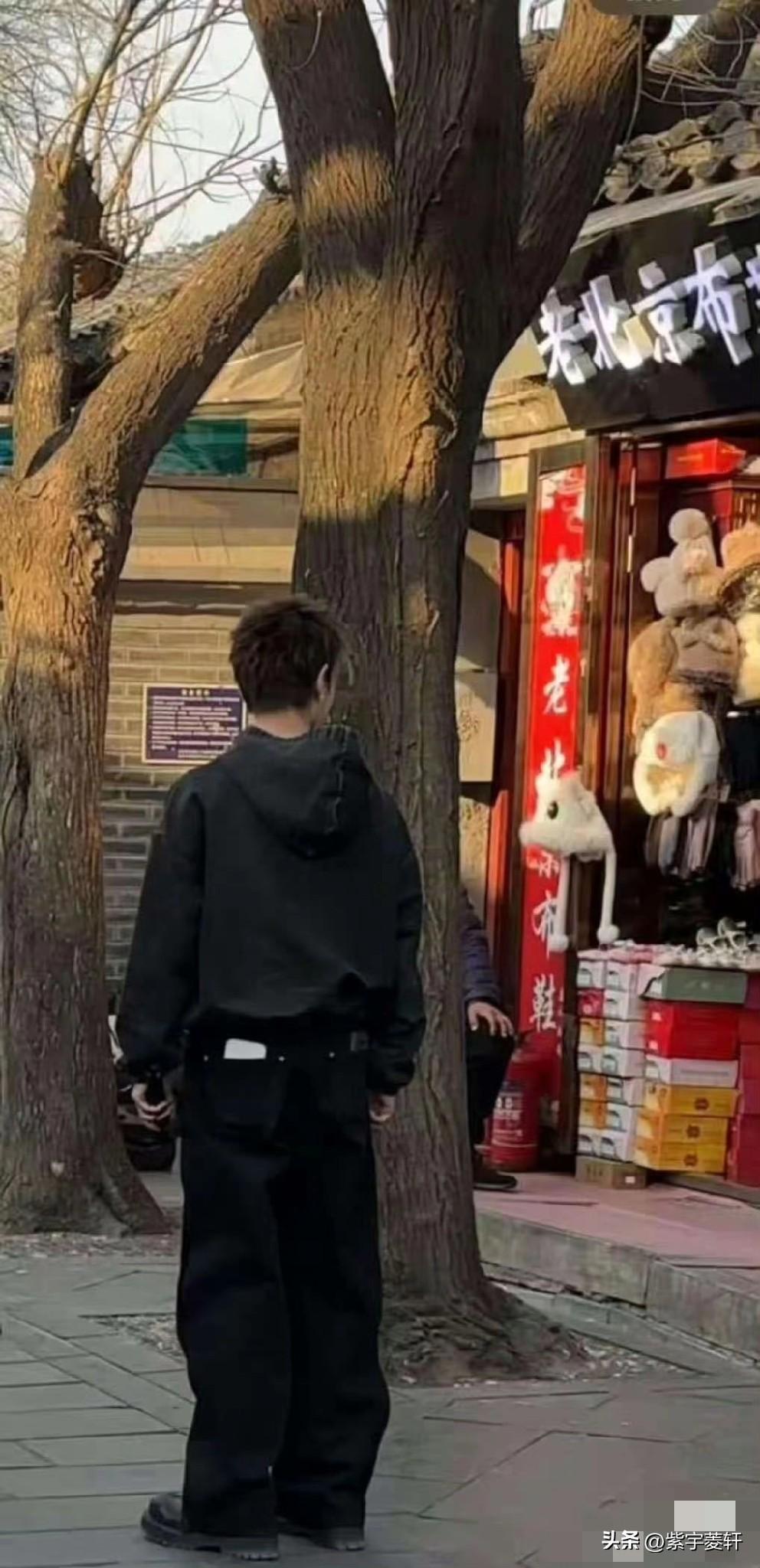 任嘉伦不仅能把戏演好，
这次把老北京布鞋也带🔥
大家都在北京找布鞋店[捂脸]