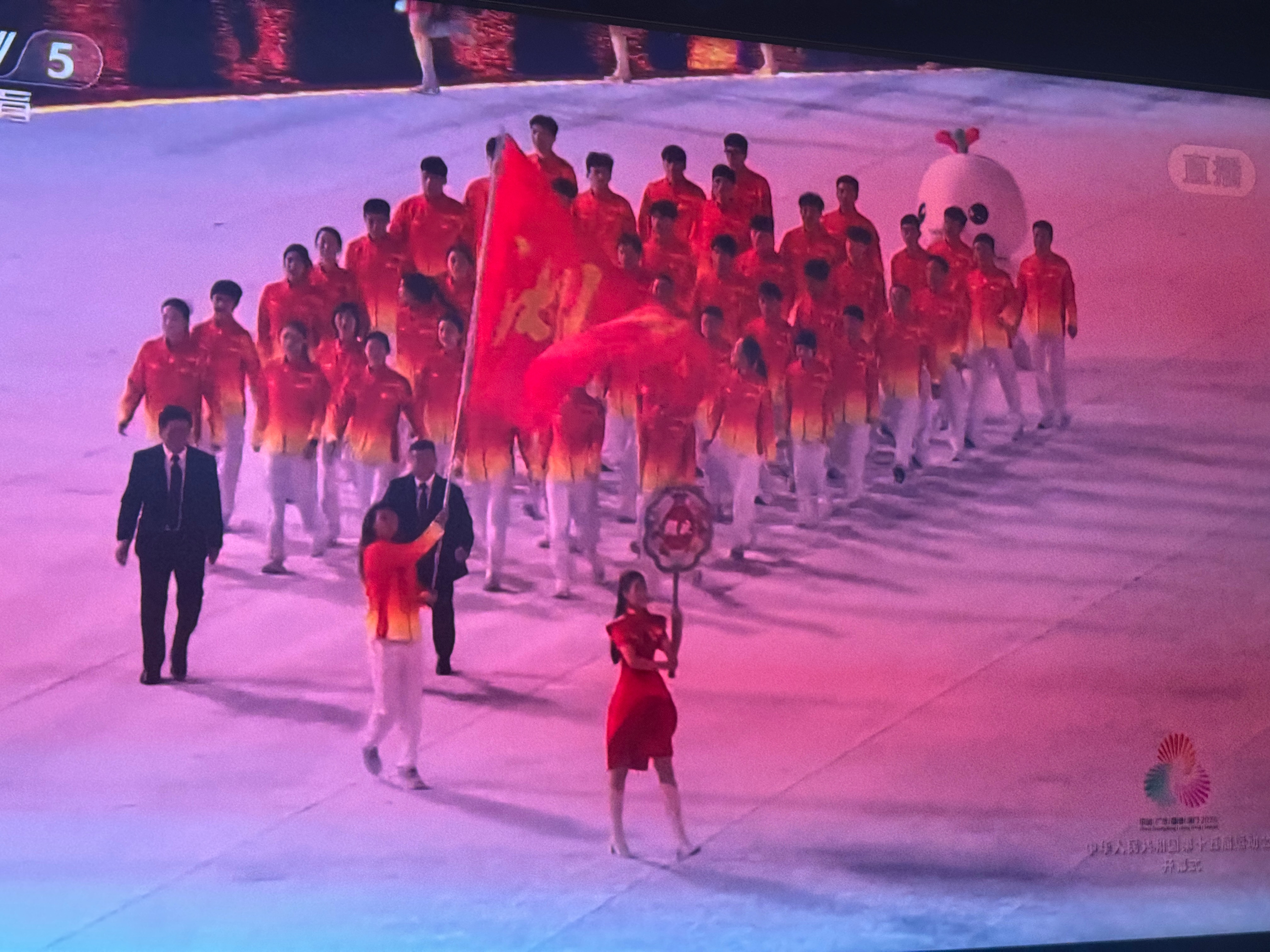 全运开幕式  张茹为河南代表团旗手！后面郑钦文湖北代表团旗手！！根本拍不过来～～