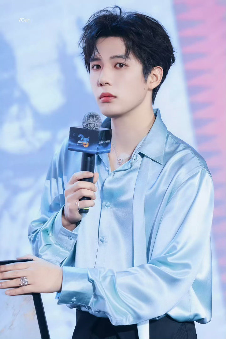 我们老王哥也是男大十八变啊 