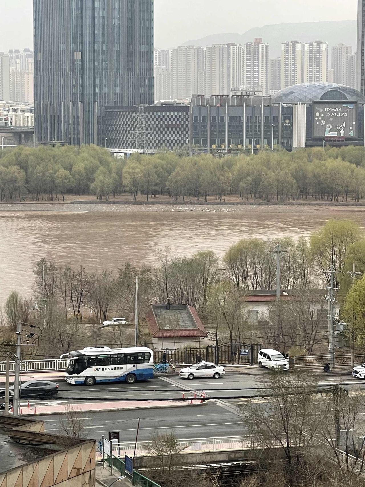 说明你已经老了的8个真实表现：
1，睡眠变浅
入睡难、醒得早，夜里容易醒，很少能