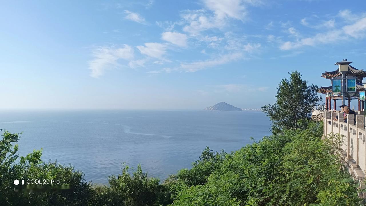 此时，我想起了费翔的《故乡的云》。归来吧，归来吧，浪迹天崖的游子……祖国永远欢迎