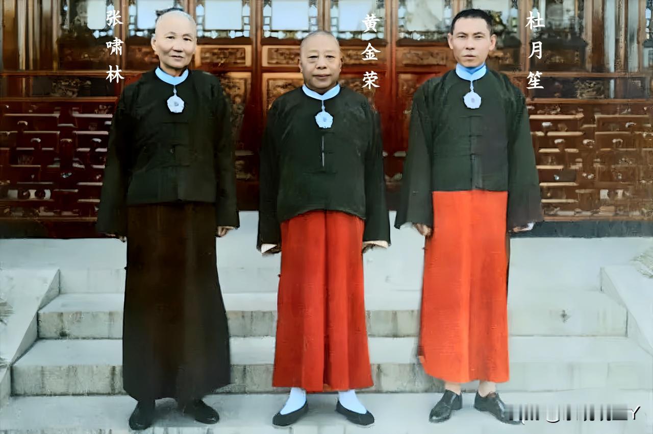 这是一九三五年张啸林和黄金荣与杜月笙在上海留下的一张合影老照片。都好好瞧一下呗！