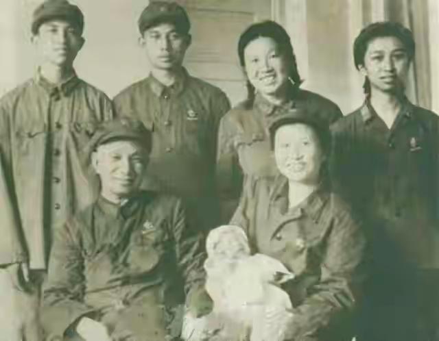 粟裕家保姆退休准备离开，楚青一把挽留：你哪里也不要去，我们给你养老，一辈子放心在