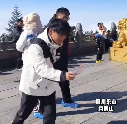 #乐山峨眉山年轻人求财浓度过高#现在这么多人都去峨眉山求财的吗？等假期了我也去！