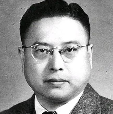 1949年，黄竞武被捕，敌人见他不屈服，就把他活埋。当泥土将他全部埋没时，敌人正