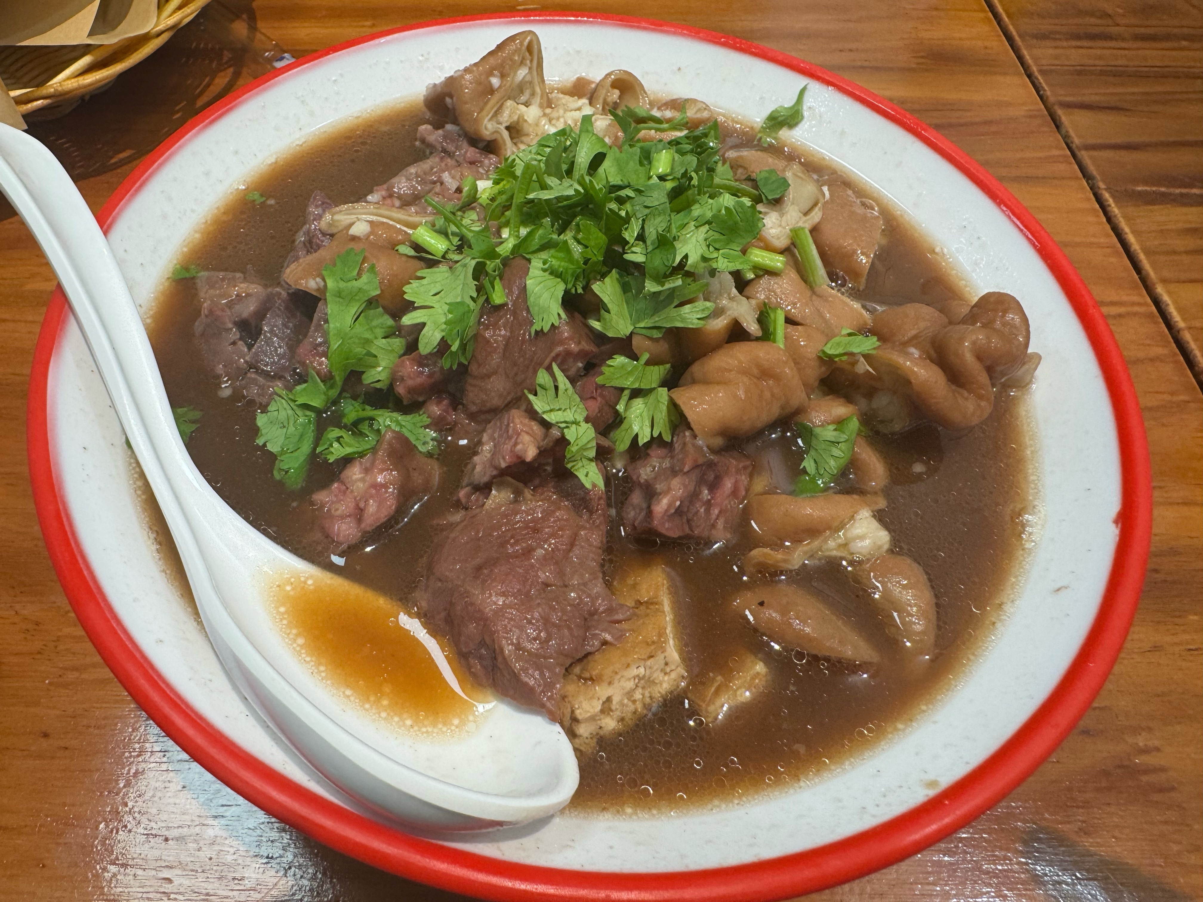 虽然最近没在乎体脂，但是不是我这吃的也有点太过分了？哈哈，跑出来吃卤煮了。 ​​