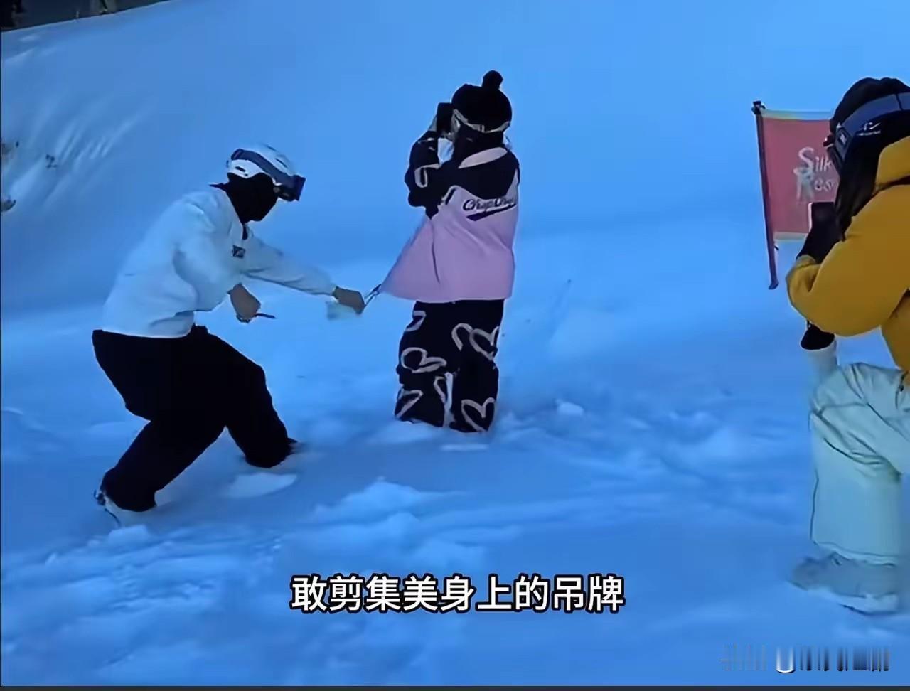 近日，一则有关“吊牌侠”的新闻激起广泛关注与热烈讨论。据报道，这位“吊牌侠”专爱