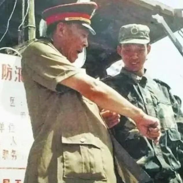 董万瑞将军和儿子董三榕，一张罕见的合影，这张照片拍摄于1998年8月，地点在江西