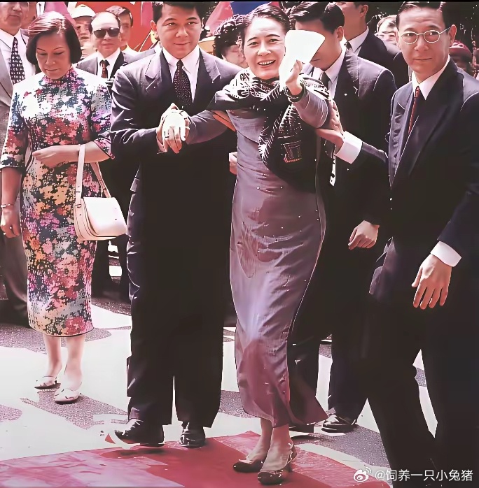 九十五岁的宋美龄还穿着高跟鞋，这个女人奢侈了一辈子！ ​​​