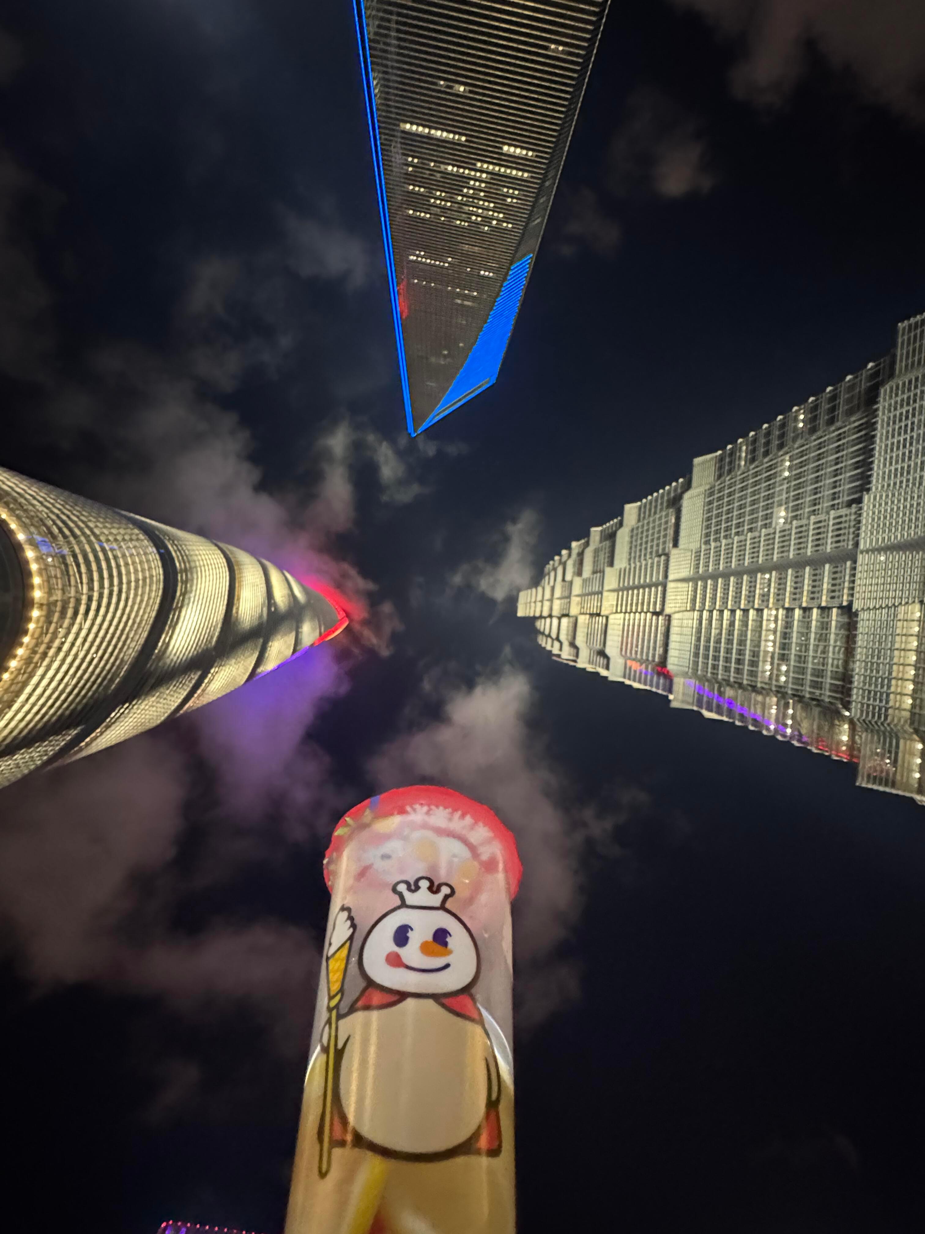 最新陆家嘴拍照机位，蜜雪冰城柠檬水恐成最大受益者[doge] ​​​