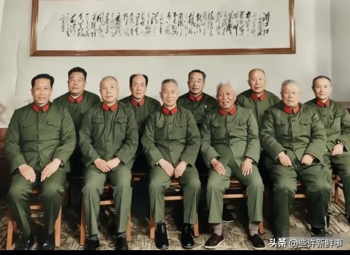 七十年代
这是七十年代，军事科学院主要领导的合影照，照片中共有十位将领，坐成两排