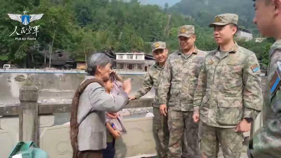 老人给野外驻训官兵送菜从一线带兵人的角度来看，这绝不是一个“登记上交”的慰问品处