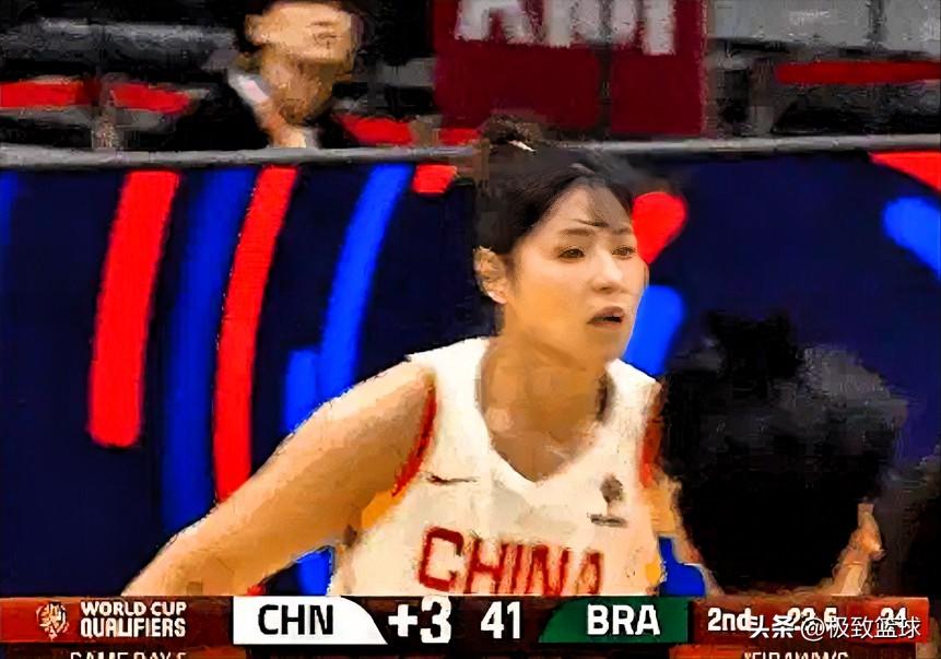 中国女篮中锋李月汝真是太有大将风范了！在今晚中国女篮对阵巴西女篮的第二节比赛中，