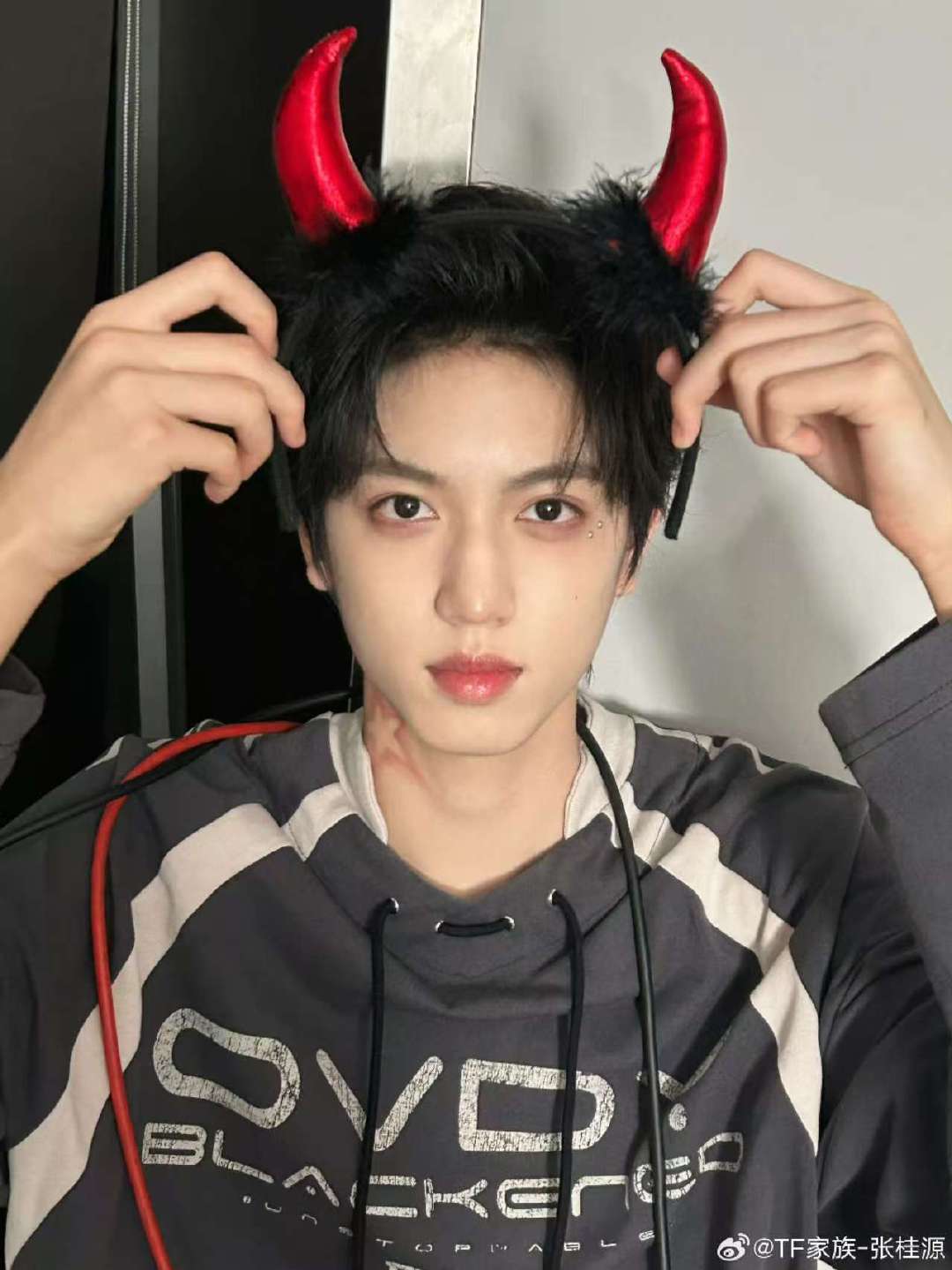 张桂源露额头 张桂源小恶魔造型 张桂源露额头啦 ​​​