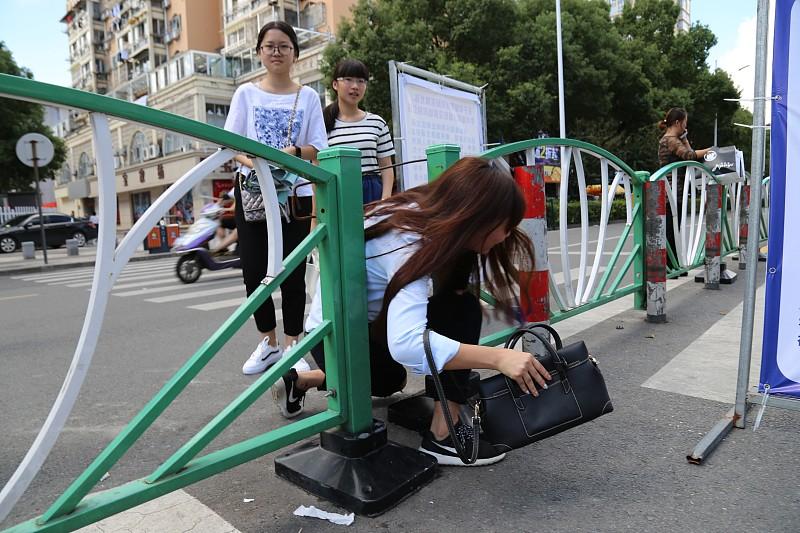 合肥这起搭伙散伙的闹剧，看得人后背发凉。
之前刷到那女子揣着离婚证赖在前夫婚前房