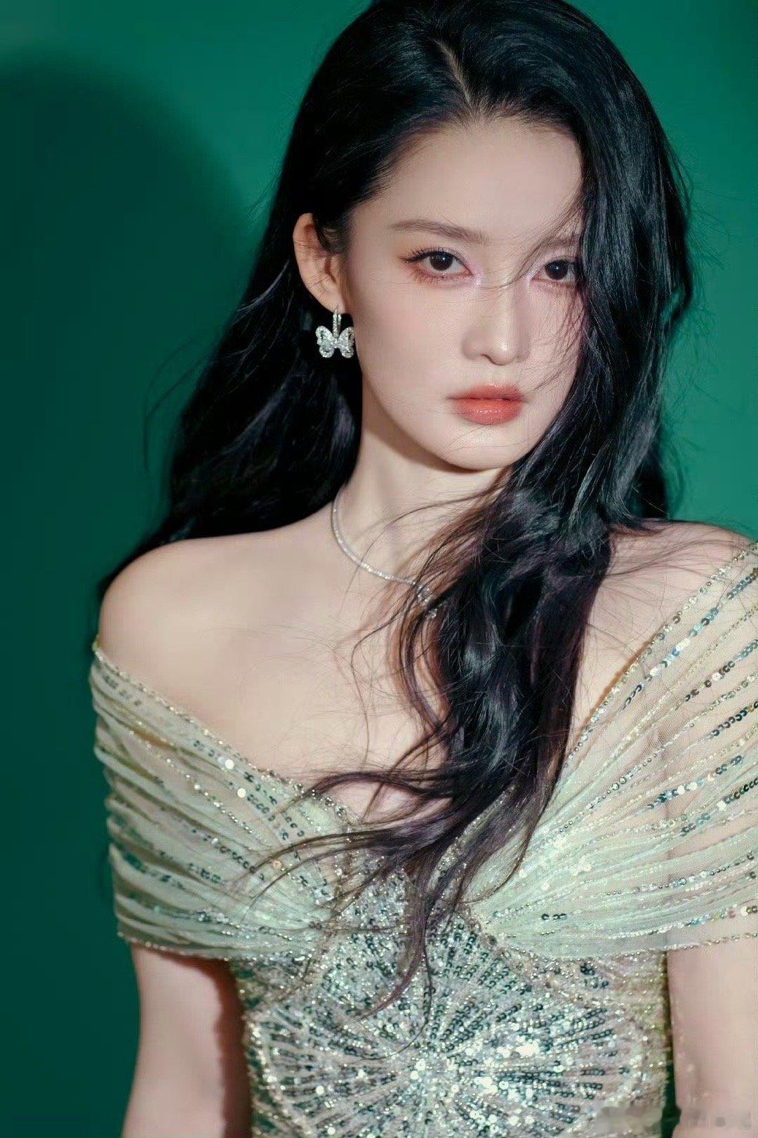 李沁穿了应援色高定走红毯！李沁的高定礼服设计巧妙，颜色搭配得体，展现了她独特的个