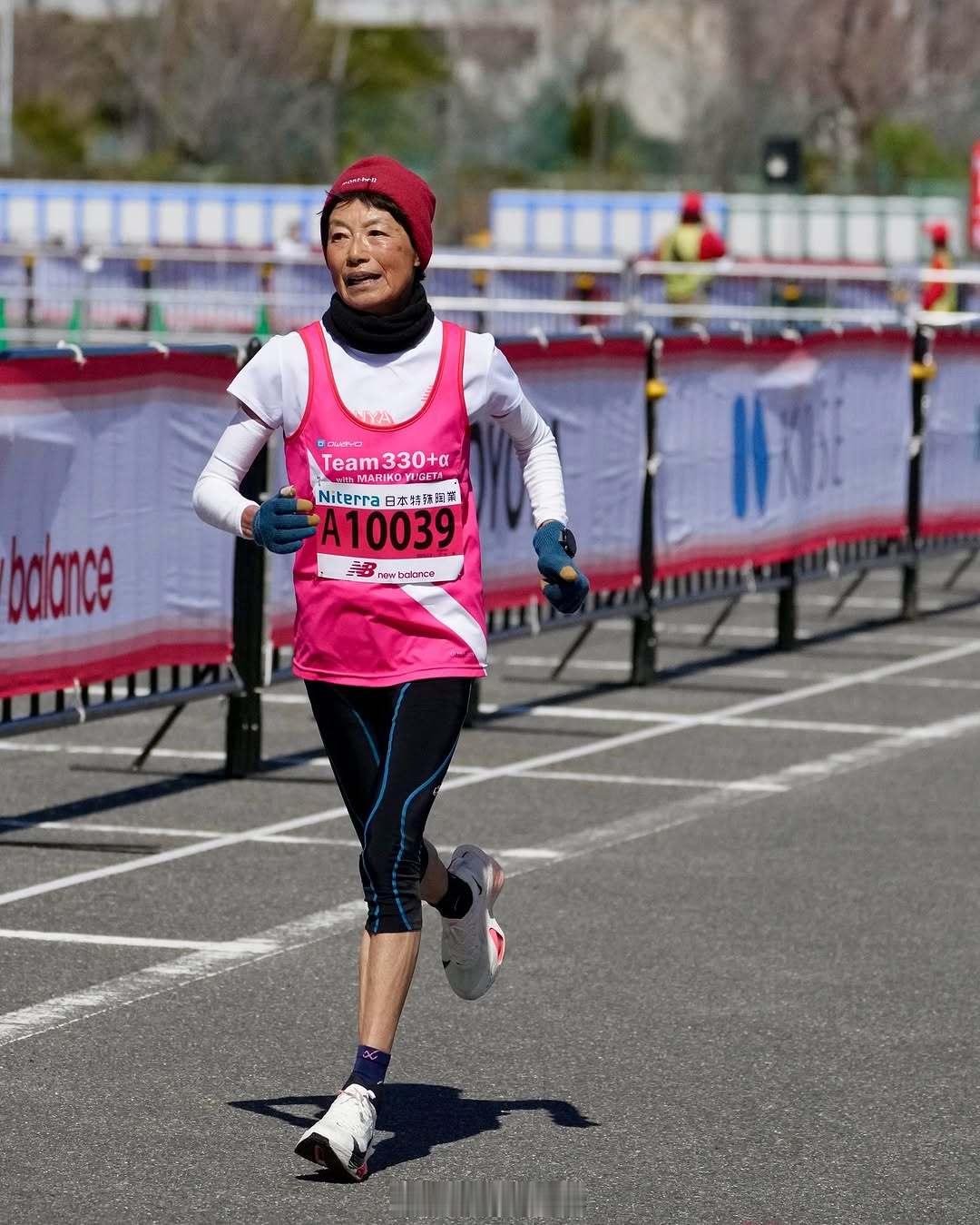 2025名古屋女子马拉松中，弓削田真理子（没算错应该66岁了）以3:09:16第